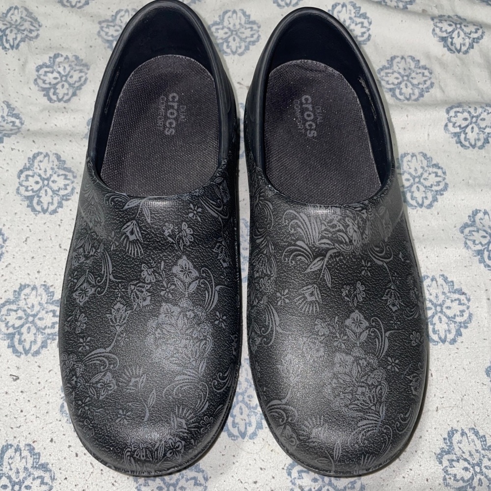 CROCS Dual Comfort Women's Size 6 Slip On Clogs Black Rubber Casual Floral Shoes